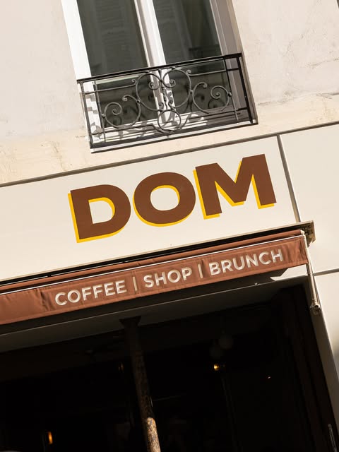 La façade de DOM Coffee & Brunch à Paris