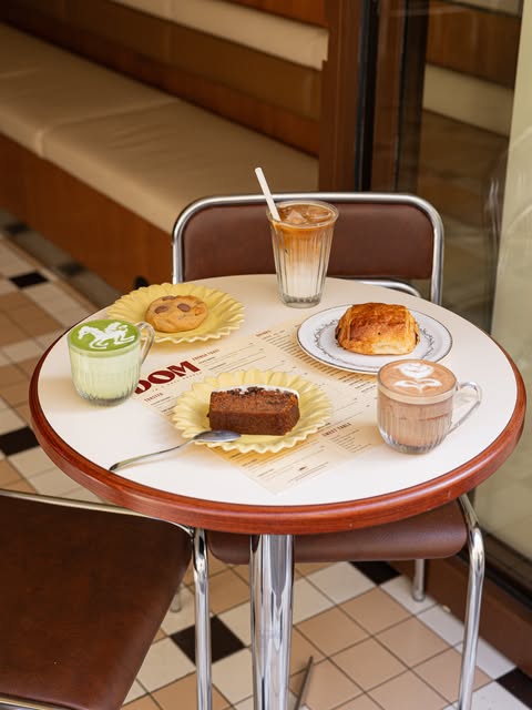 Café au lait servi chez DOM Coffee & Brunch